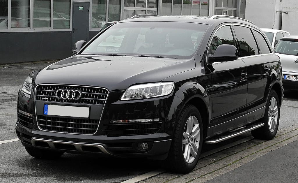 Audi Q7 side-front view
