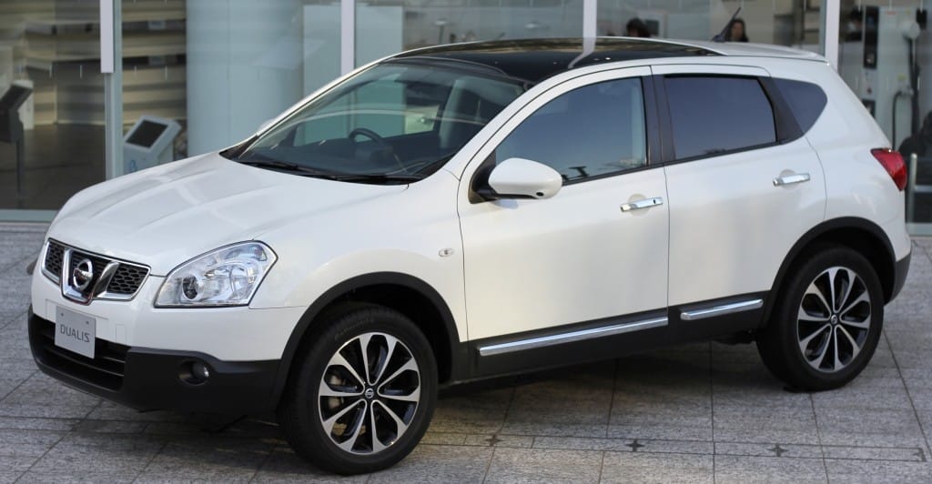 Nissan Dualis white side view