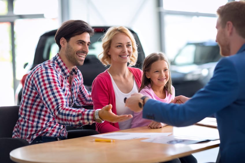 How do sales car brokers work