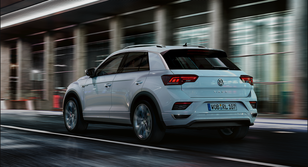 Volkswagen-T-Roc-driving-through-city